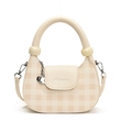Borsa a tracolla a quadretti color crema con manico rotondo e ciondolo luna - Bianco
