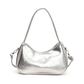 Silberne metallische Schultertasche in Faltenoptik mit schmalem Riemen und Sichelform - Silber