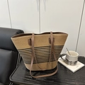 Geflochtene Stroh-Tote-Bag mit schwarzen Streifen und braunen Trageriemen im Wohnraum - Schwarz