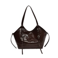 Borsa tote in pelle verniciata marrone scuro con fibbie argentate e finitura retrò - Marrone