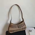 Detailansicht der braunen Vintage-Tasche mit Metallösen und Schnallen-Details - Braun