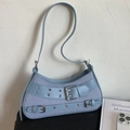Detail der hellblauen Hobo-Tasche mit Webstruktur und großem silbernem Gürtelverschluss - Blau