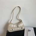 Detail der Y2K Canvas-Schultertasche mit silbernen Ösen und verzierten Schnallen - Beige