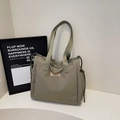 Grande borsa tote in nylon verde oliva con dettaglio coulisse e toppa rotonda - Verde