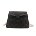Borsa a tracolla nera con motivo a M, fiocco grande e catena di perle bianche chic - Nero