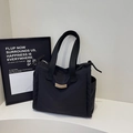 Borsa tote nera minimalista in tela con tasche laterali e dettagli annodati - Nero