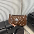 Borsa trapuntata in vernice marrone con stelle argentate e strass in stile Y2K - Marrone Scuro