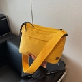 Borsa a tracolla casual in nylon giallo con scomparti multipli e ampia tracolla regolabile - Giallo