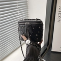 Elegante mini bolso de caja acolchado negro con correa de cadena plateada y detalles de tachuelas. - Negro