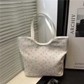 Borsa tote con stampa floreale, farfalle rosa e tulipani su sfondo bianco pulito - Farfalla