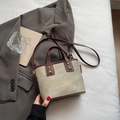 Secchiello chic in tela beige e pelle marrone con dettagli in scritte dorate moda - Beige Senza Pendente