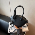 Bolso de mano negro minimalista con un exclusivo dije de nudo de cuero para mujer - Negro