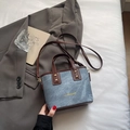 Borsa a secchiello in denim blu e pelle marrone con scritte dorate e tracolla regolabile - Blu Senza Ciondolo