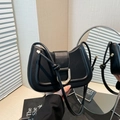 Bolso de hombro media luna en cuero negro con hebilla dorada en U y correa con nudo - Negro