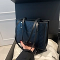 Bolso tote negro de patchwork con textura tejida y remaches dorados en estilo de estilo lujo - Negro
