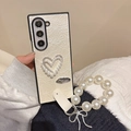 Detalle de funda de cuero crema plisado con corazón de perlas y lazo plateado - Blanco / Samsung ZFlip3