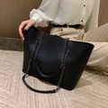 Elegante borsa tote nera di grande capacità in pelle martellata con catene in metallo - 44*13*26 / Nero