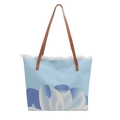 Blaue Strandtasche aus Canvas mit Lotus-Print und Ledergriffen auf weißem Hintergrund - Blau