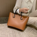 Grande borsa tote marrone minimalista con manici a catena in metallo e finitura opaca - 44*13*26 / Marrone Giallastro