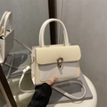 Bolso estructurado bicolor con solapa de textura tejida y hebilla dorada de herradura - Blanco
