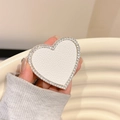 Dettaglio del supporto telefono a cuore in pelle bianca litchi con strass lucidi - Bianco