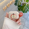 Dettaglio custodia AirPods Pro bianco crema con design mela 3D e gancio in metallo in mano - Gen 1/2