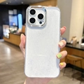 Hand hält weiße Glitzerhülle für iPhone mit silbernem galvanisiertem Kameraschutzring - Feiner Glitzerpuder (Galvanisierter Feiner Glitzer Tropf) / iPhone 7/8/SE 2020