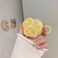 Détail de la coque en silicone jaune pour AirPods avec patte de chat 3D et anneau - Patte de Chat Lumineuse Jaune / AirPods 1/2e génération