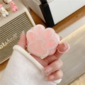 Étui mignon patte de chat 3D rose pour AirPods Pro 2 et 4, vue en main avec détails - Patte de Chat Lumineuse Rose / AirPods 1/2e génération