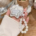 Detailaufnahme der sternförmigen AirPods-Hülle mit Shiny Star Text und bunter Perlenkette - AirPods 4 / Transparenter Stern mit Perlenkette