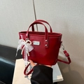 Sac seau élégant en cuir verni rouge avec nœud en dentelle blanche et charme perle - Avec Pendentif / Rouge