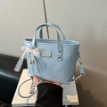 Petit sac seau en cuir verni bleu clair avec breloque perle et bandoulière - Avec Pendentif / Bleu