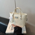 Sac seau beige chic avec pendentif perle et dentelle, finition cuir mat - Avec Pendentif / Blanc