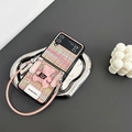 Detalle de funda de tweed rosa para móvil plegable con osito de peluche y correa de mano - Rosa / Samsung ZFlip3