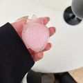 Dettaglio ravvicinato del supporto per cellulare a forma di fragola rosa traslucido - Rosa