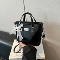 Sac seau chic en cuir verni noir avec nœud en dentelle et chaîne en perles - Avec Pendentif / Noir