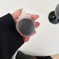 Macro di un supporto per telefono a fragola rosa traslucido tenuto in mano - Nero