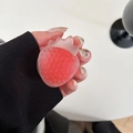 Dettaglio del supporto per telefono a fragola rossa traslucida con superficie opaca - Rosso