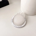 Dettaglio macro di un supporto per telefono a fragola con base Gift For You - Supporto Magnetico Fragola Sandwich / Bianco