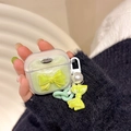 Detalle de funda AirPods purpurina verde claro con lazo 3D y elegante colgante de perla - Lazo de Purpurina Verde Mágico / AirPods 1.ª/2.ª generación