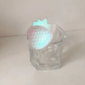 Nahaufnahme der 3D-Laser-Erdbeere-Handyhalterung mit schillernder Oberfläche und Textur - Selbstklebender Holographischer Erdbeer-Halterstil