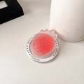Dettaglio del supporto magnetico fragola rosa con scritta Gift For You su base trasparente - Supporto Magnetico Fragola Sandwich / Rosso