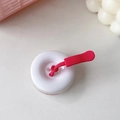 Détail du support de téléphone bouton 3D avec cordon tressé rouge et poignée texturée - Blanc
