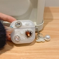 Dettaglio custodia glitterata con cuore per AirPods, perle e ciondolo a farfalla - Cuore Rosso (Con Pendente a Farfalla e Perla) / AirPods 1ª/2ª generazione