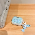 Detalle de funda AirPods Pro azul con purpurina, lazo 3D y llavero de perlas - Lazo de Purpurina Azul Mágico / AirPods 1.ª/2.ª generación