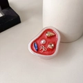Dettaglio ravvicinato di un supporto per telefono con strass, perle e fiocco in metallo - Fiocco Rosso Glitterato con Occhio Blu