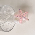 Detailansicht der glitzernden Seestern-Handyhalterung mit funkelndem Epoxidharz-Finish - Transparenter Ständer - Runder Perlglanz-Seestern / Rosa