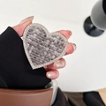 Détail d'un support de téléphone en cœur avec tissu tweed gris et strass scintillants - Support Transparent-Coeur Strass Métal-Tissé-Noir