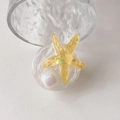 Detail von Handy-Halterung mit gelbem Glitzer-Seestern, Perlen und Pailletten - Transparenter Ständer - Runder Perlglanz-Seestern / Gelb