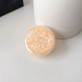 Gros plan d'un support de téléphone rond orange pêche avec des paillettes et des sequins brillants - Orange